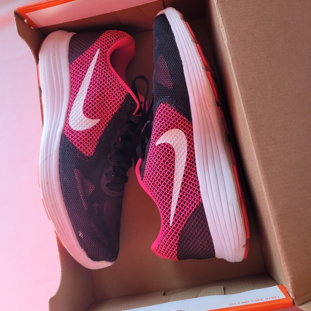 NIKE Revolution 3